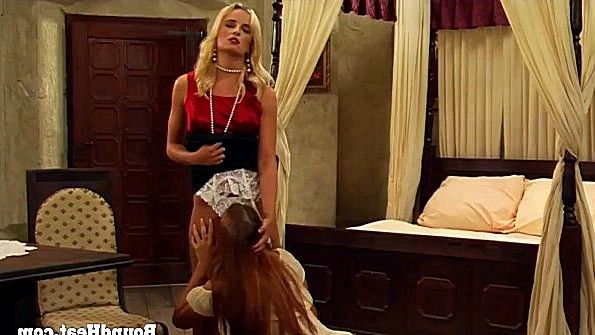 Хозяйка заставляет рабыню лизать ей промежность