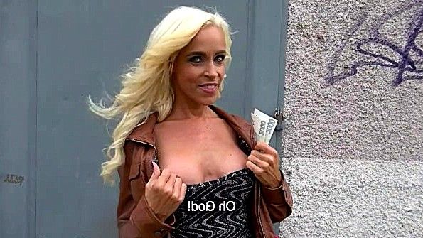 Броская блондинка готова жадно ебаться за деньги