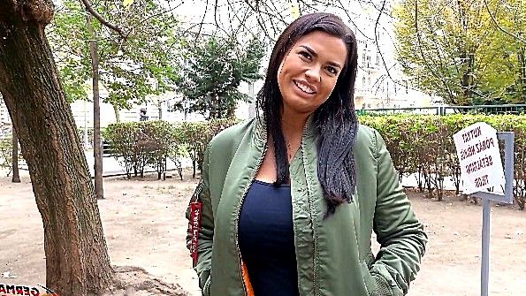 Грудастая деваха познакомилась с чуваком и трахается