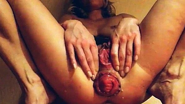 Сучка обожает растягивать очко до крутого размера