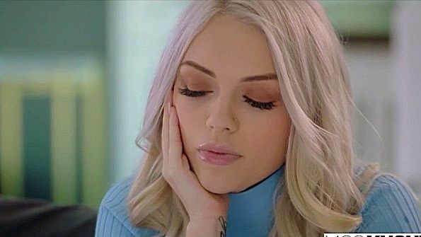 Вышла в белье к чуваку и предложила анальный трах