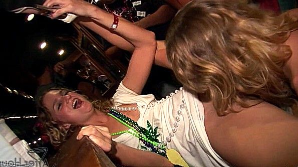 Девицы напились в баре и хотят заниматься сексом