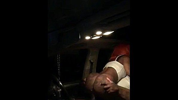 Оседлала хуй в машине и быстро прыгает до оргазма