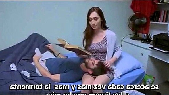 Дрочит парню хуй и пытается заполучить сперму