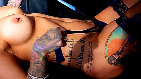 Развратная татуированная баба ебется шикарно