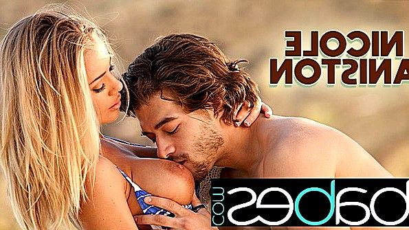 Чувак неторопливо трахает подружку на природе