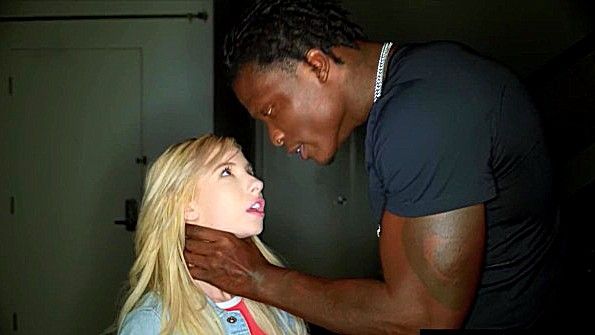 Чернокожий парень заставил блондинку грубо ебаться