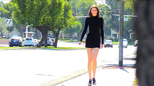 Девица мастурбирует на улице и раздевается догола