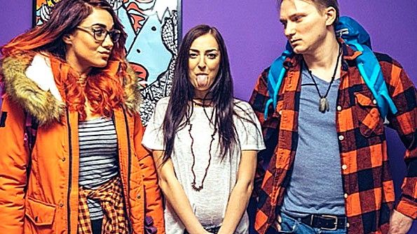 Компания ебется в хостеле и получает наслаждение