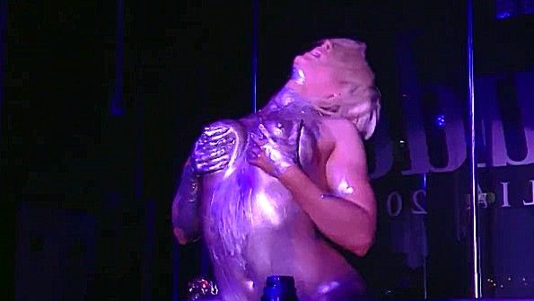 Классное шоу на сцене от развратной стриптизерши