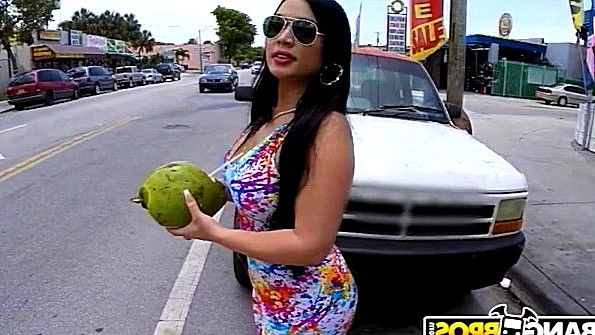 Мулатка с шикарными прелестями трахается агрессивно