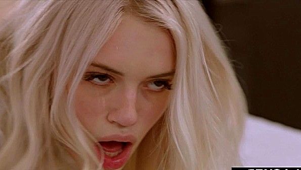 Роковая развратница жаждет поебаться с негром