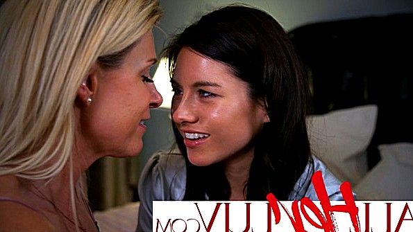 Пришла в спальню к девице и стала делать минет