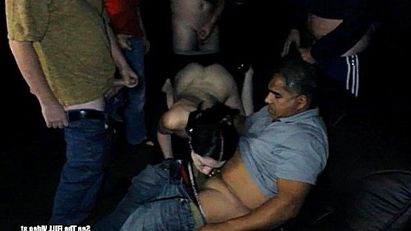 Просмотр фильма завершился групповым трахом