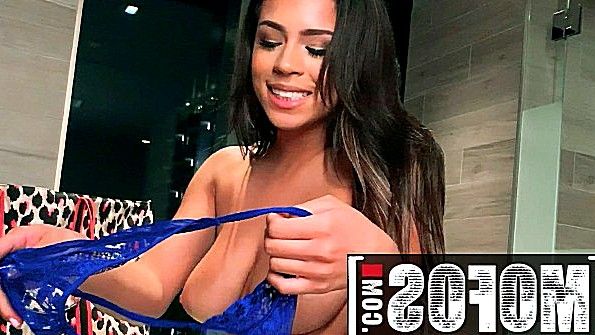 Показала роскошное белье чуваку и стала ебаться