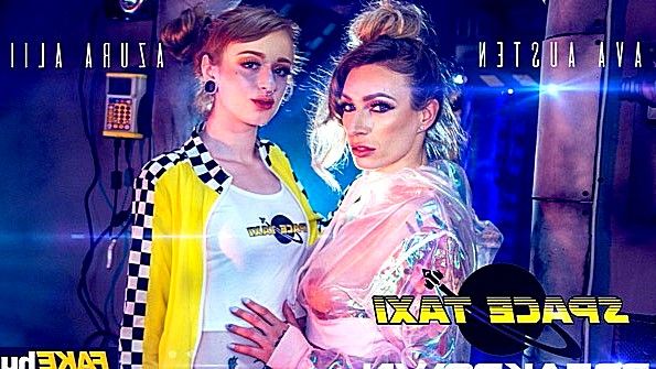 Две бабы ебутся с мужиком на космическом корабле