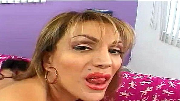 Милфа неистово ебется с чуваком и ловит кайф