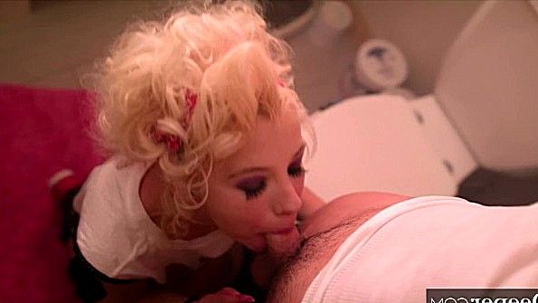 Блондинка делает мужику минет прямо на унитазе