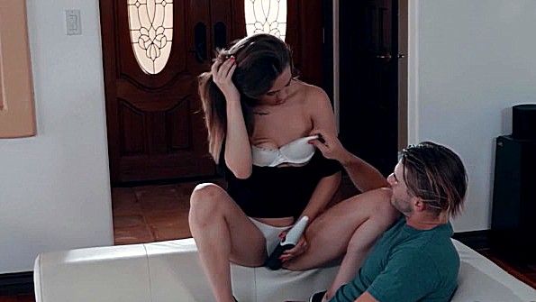 Сестра мастурбирует рядом с братом и хочет поебаться