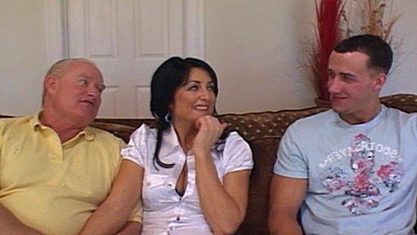 Старая баба опробует член молодого любовника