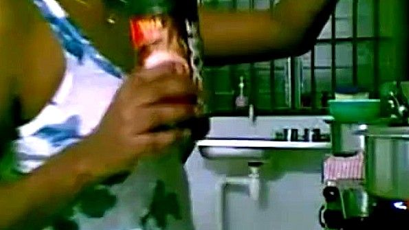 Пришел на кухню к индианке и стал приставать