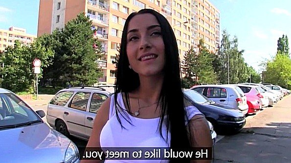 Убрала трусики в сторону и ебется с пикапером в машине