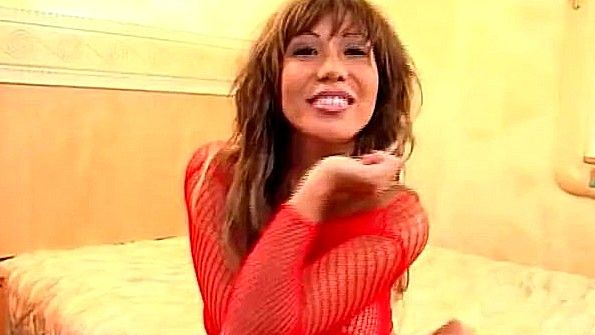 Азиатская стерва в чулках бурно ебется в попку