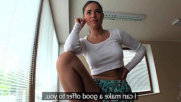 Похотливая сучка ебется с агентом по-всякому