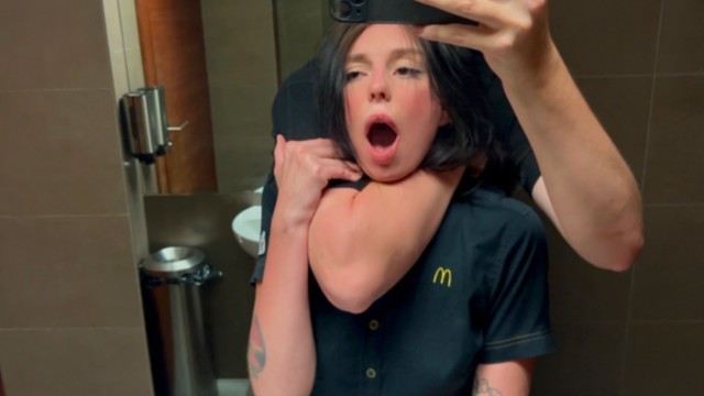 Трахаю в общественном туалете официантку из Макдональдса