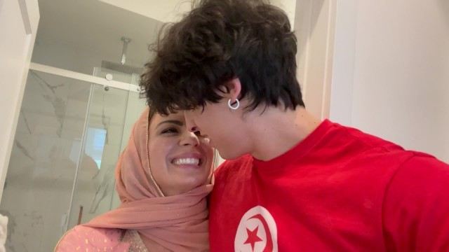 Арабская милфа в хиджабе даёт полизать пизду