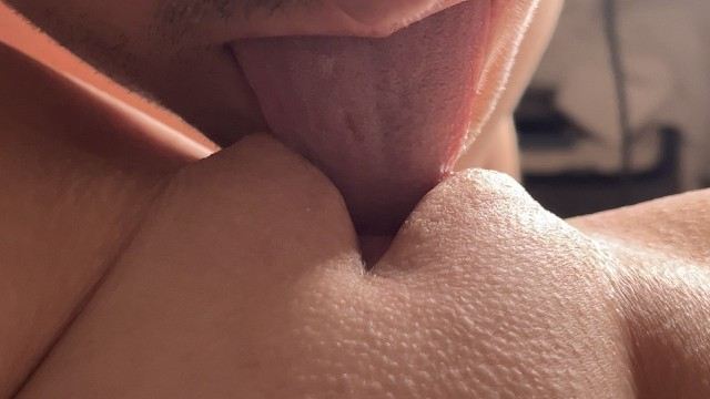 Пизда и клитор крупный план. Довел языком до оргазма