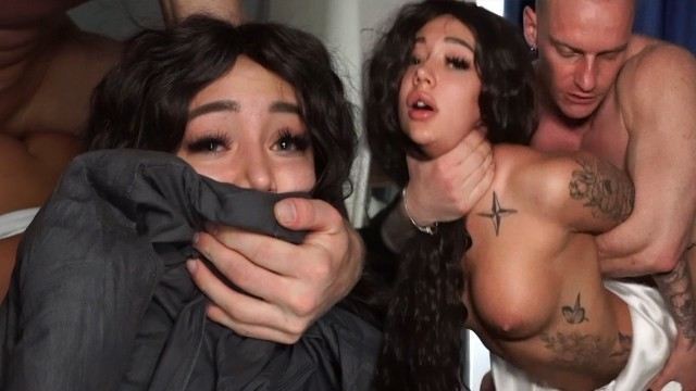 Орет и зовет маму. Крошка да и маму твою выебу до визга