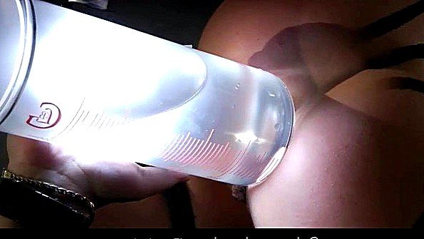 Скованной рабыне жестко прочищают анус и пизду