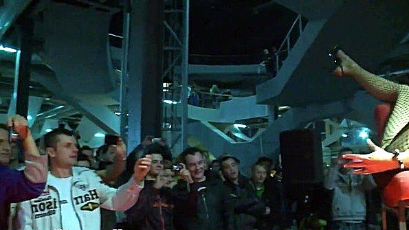 Возбужденная сучка мастурбирует перед толпой