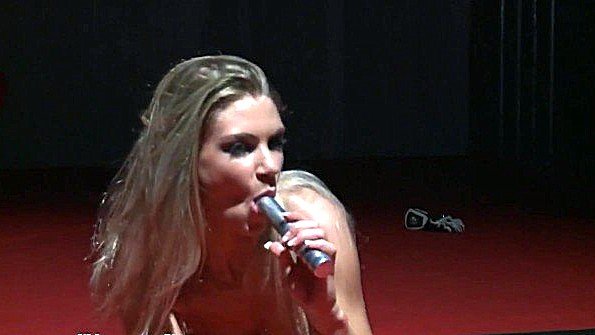 Сексапильная стриптизерша танцует на сцене для толпы