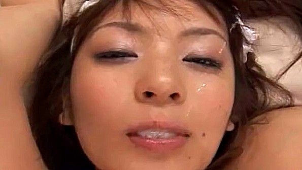 Азиатку грубо поимеют в задницу и заставят кончить