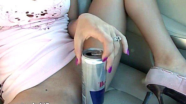 Выпившая девушка мастурбирует в машине жадно