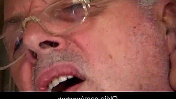 Не дала старику доделать еду и стала трахаться