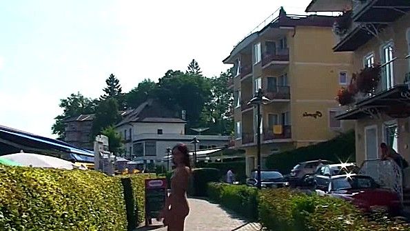 Девушка привыкла гулять голой по улицам города