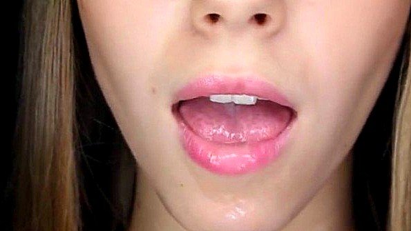 Кокетливая барышня растягивает пальцами пизду