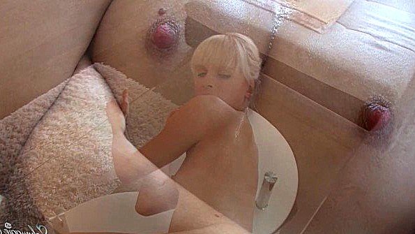 Устроила дерзкую мастурбацию перед парнем и поебалась