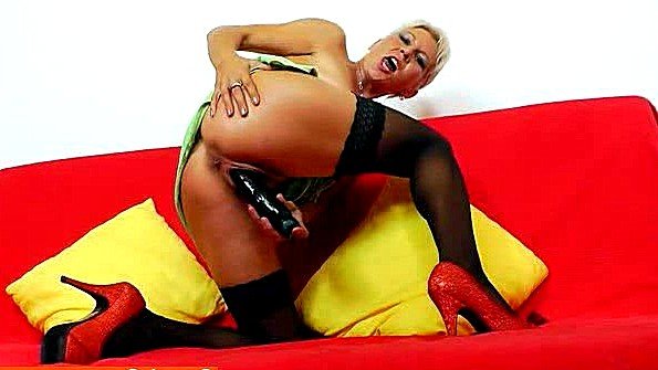 Сучка не жалеет пизду и шалит большим вибратором