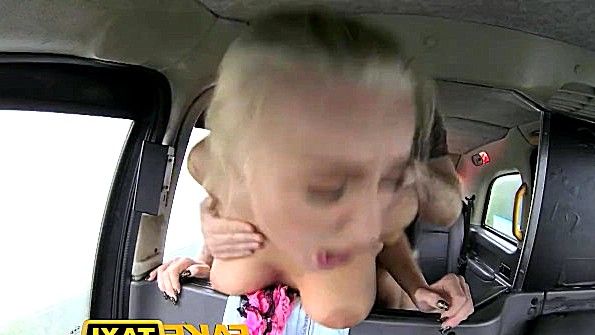 Симпатичная шлюшка бурно трахается с таксистом