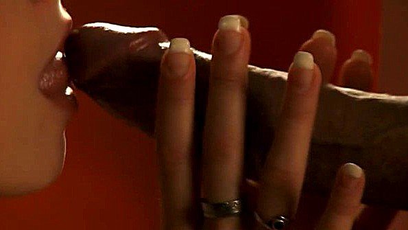 Приняла ванную и стала делать минет кавалеру