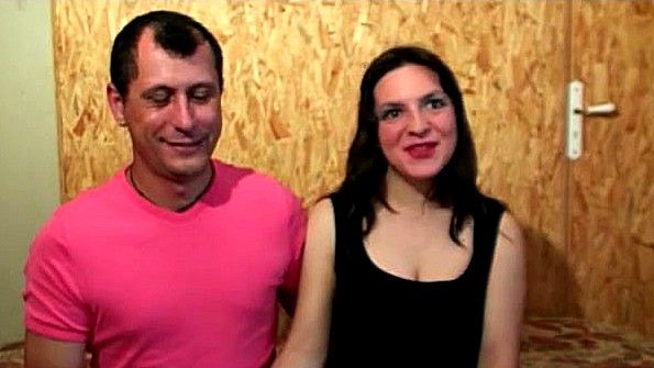 Сучка с сильно небритой пиздой ебется на кастинге