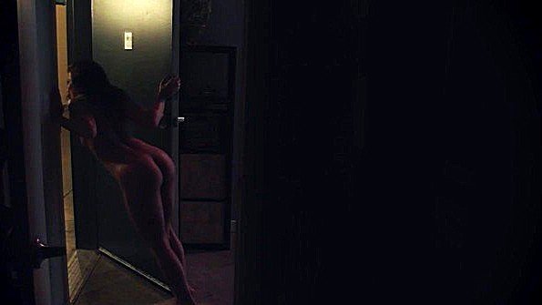 Голая девица ходит по коридору и лестнице
