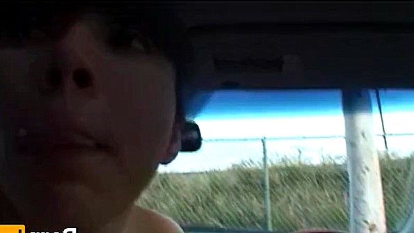 Села в машину к чуваку и сделала ему минет