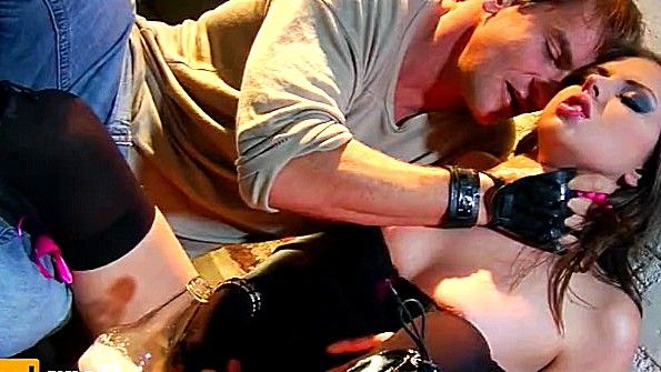 Чувак жестко трахает курящую сучку и унижает ее