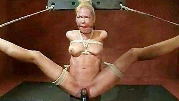 Секс рабыню подвесили и экстремально ласкают