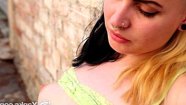 Мастурбирует у стены дома и хочет бурно кончить